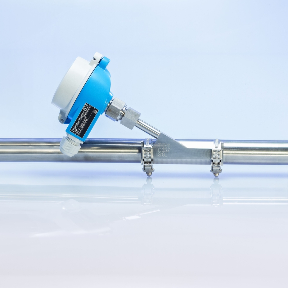 Non-invasive temperature assembly for industrial pipes