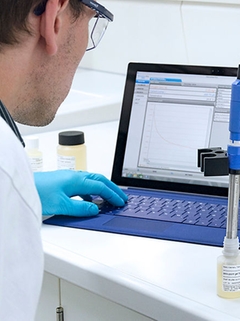 Conveniently maintain and calibrate your COS81D sensor in the laboratory with Memobase Plus CYZ71D.