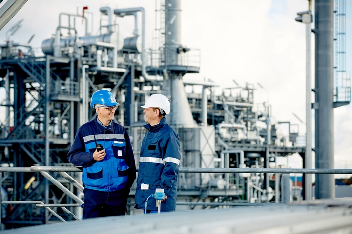 A customer and an Endress+Hauser engineer at a refinery.