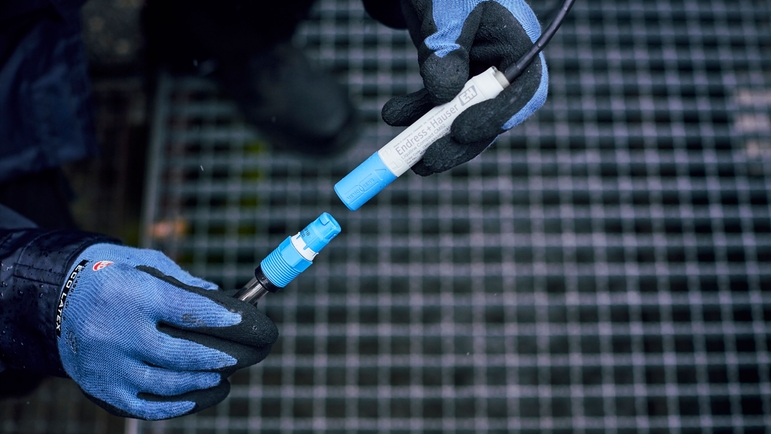 The Liquiline Compact CM82 – the smallest transmitter for Memosens sensors The Liquiline Compact CM82 – the smallest transmitter for Memosens sensors