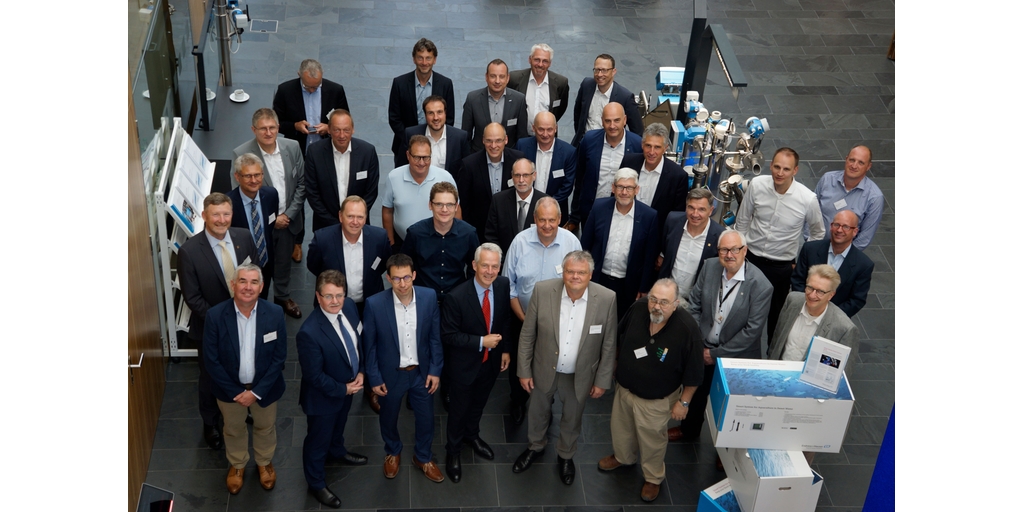 Dialogue between manufacturers and users at the Open Integration meeting in Reinach, Switzerland. Dialogue between manufacturers and users at the Open Integration meeting in Reinach, Switzerland.