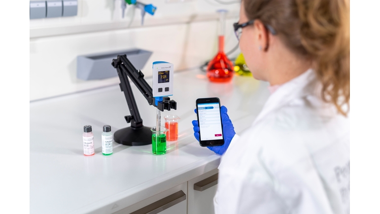 pH measurement in laboratory with mobile application