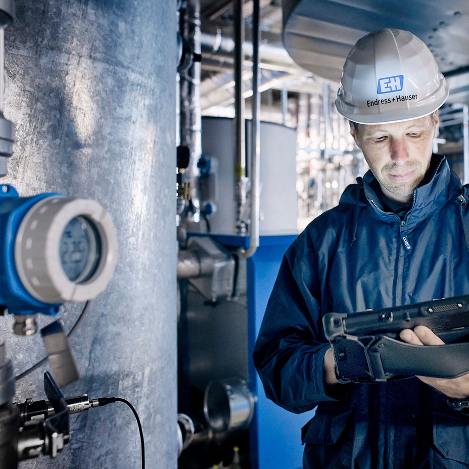 Smart manufacturing image of a mobile worker with a tablet
